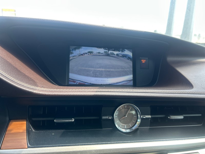 Lexus ES 300h Vehicle Full-screen Gallery Image 16