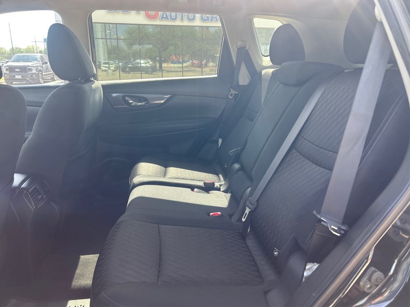 Nissan Rogue Vehicle Full-screen Gallery Image 10