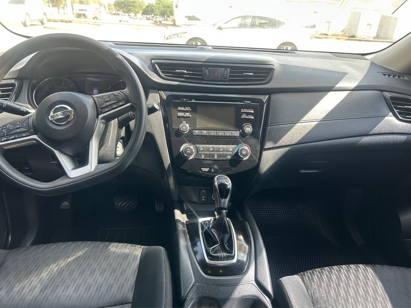 Nissan Rogue Vehicle Full-screen Gallery Image 12