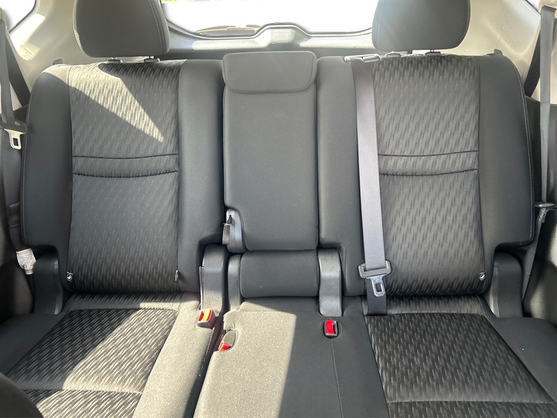 Nissan Rogue Vehicle Full-screen Gallery Image 13