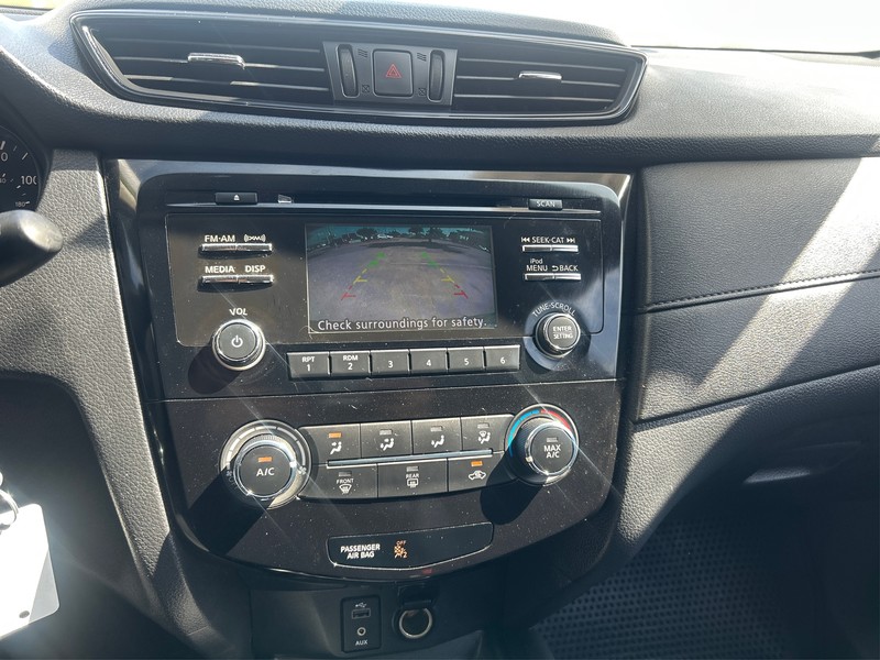 Nissan Rogue Vehicle Full-screen Gallery Image 17