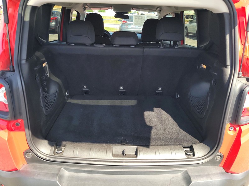 Jeep Renegade Vehicle Full-screen Gallery Image 11