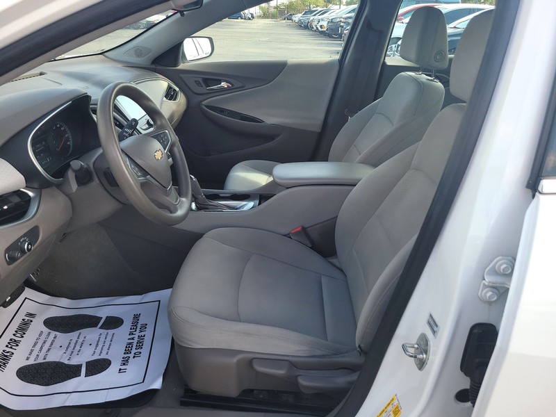 Chevrolet Malibu Vehicle Full-screen Gallery Image 9