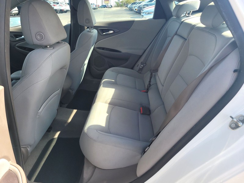 Chevrolet Malibu Vehicle Full-screen Gallery Image 10