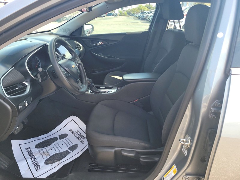 Chevrolet Malibu Vehicle Full-screen Gallery Image 9