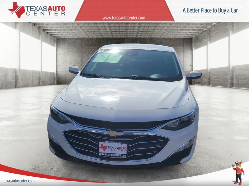 Chevrolet Malibu Vehicle Full-screen Gallery Image 3