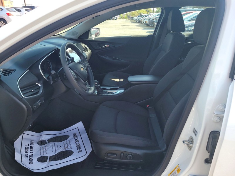 Chevrolet Malibu Vehicle Full-screen Gallery Image 9