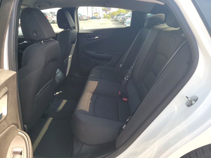 Chevrolet Malibu Vehicle Full-screen Gallery Image 10