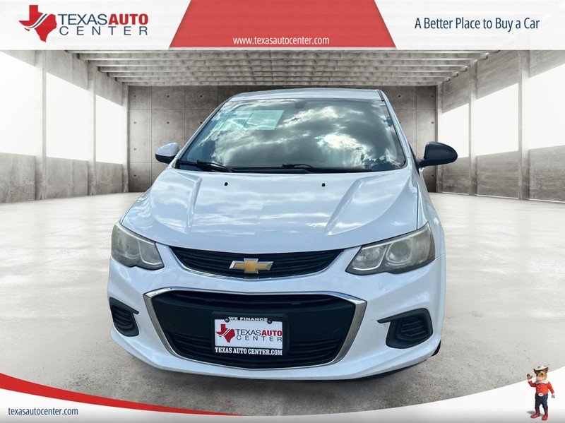 Chevrolet Sonic Vehicle Full-screen Gallery Image 3