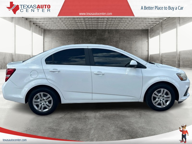 Chevrolet Sonic Vehicle Full-screen Gallery Image 4