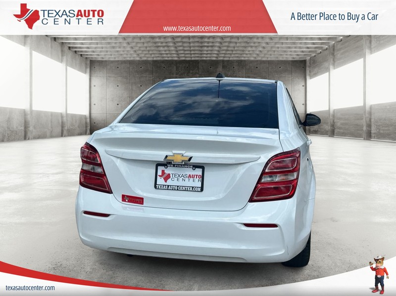 Chevrolet Sonic Vehicle Full-screen Gallery Image 6