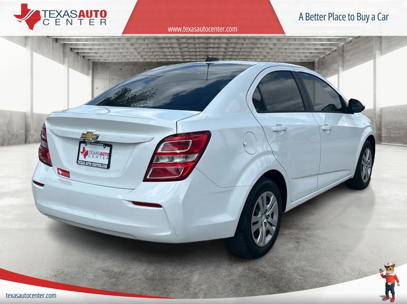 Chevrolet Sonic Vehicle Full-screen Gallery Image 7