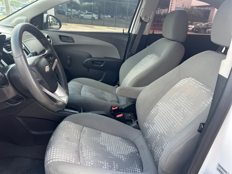 Chevrolet Sonic Vehicle Full-screen Gallery Image 9