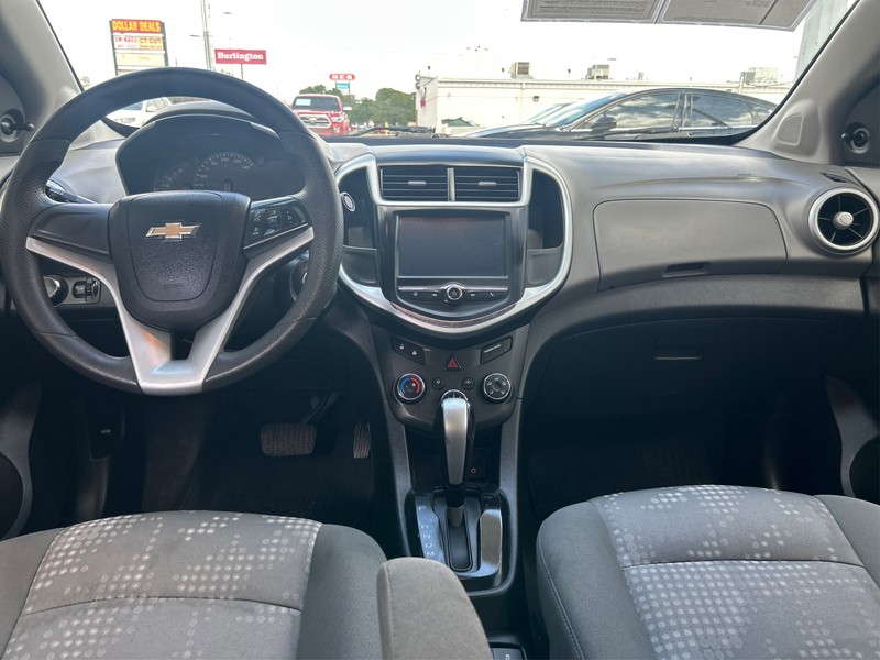 Chevrolet Sonic Vehicle Full-screen Gallery Image 12