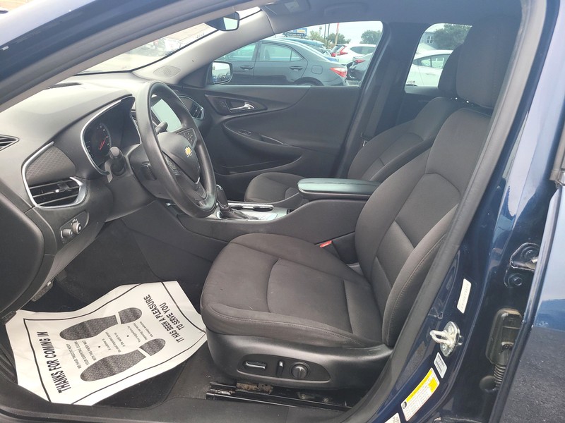 Chevrolet Malibu Vehicle Full-screen Gallery Image 9
