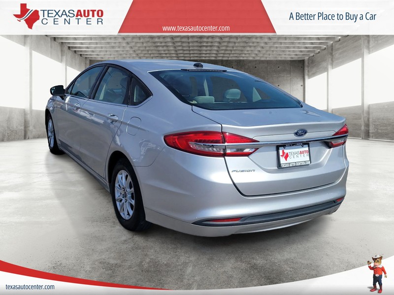 Ford Fusion Vehicle Full-screen Gallery Image 5