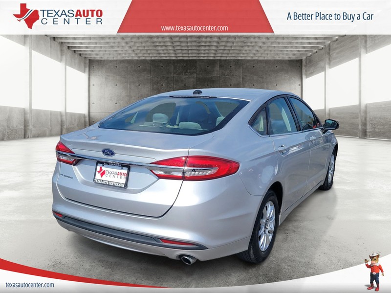 Ford Fusion Vehicle Full-screen Gallery Image 6