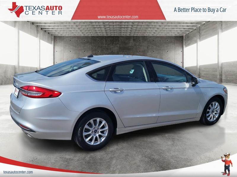 Ford Fusion Vehicle Full-screen Gallery Image 7