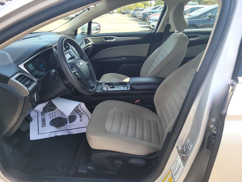 Ford Fusion Vehicle Full-screen Gallery Image 9