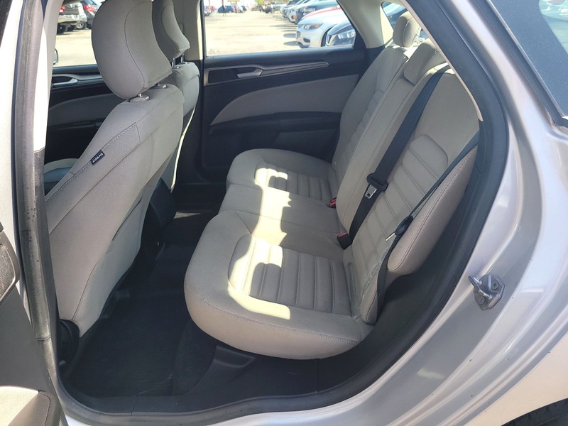 Ford Fusion Vehicle Full-screen Gallery Image 10