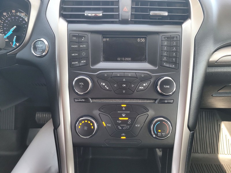 Ford Fusion Vehicle Full-screen Gallery Image 11