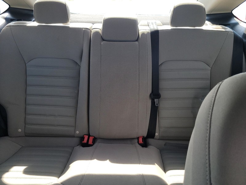 Ford Fusion Vehicle Full-screen Gallery Image 12