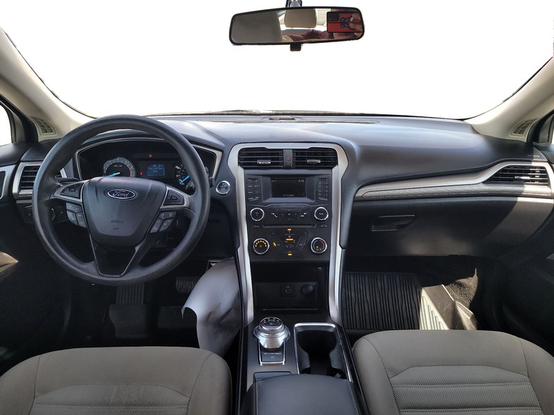 Ford Fusion Vehicle Full-screen Gallery Image 15