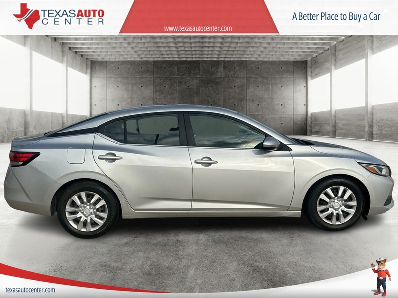 Nissan Sentra Vehicle Full-screen Gallery Image 4