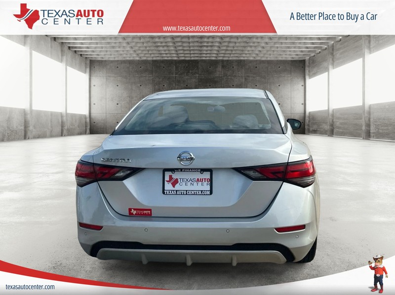 Nissan Sentra Vehicle Full-screen Gallery Image 6