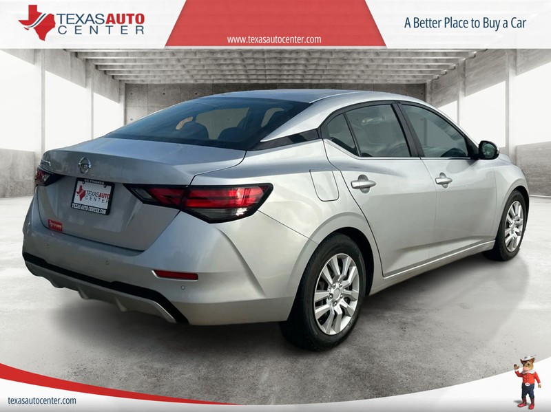 Nissan Sentra Vehicle Full-screen Gallery Image 7