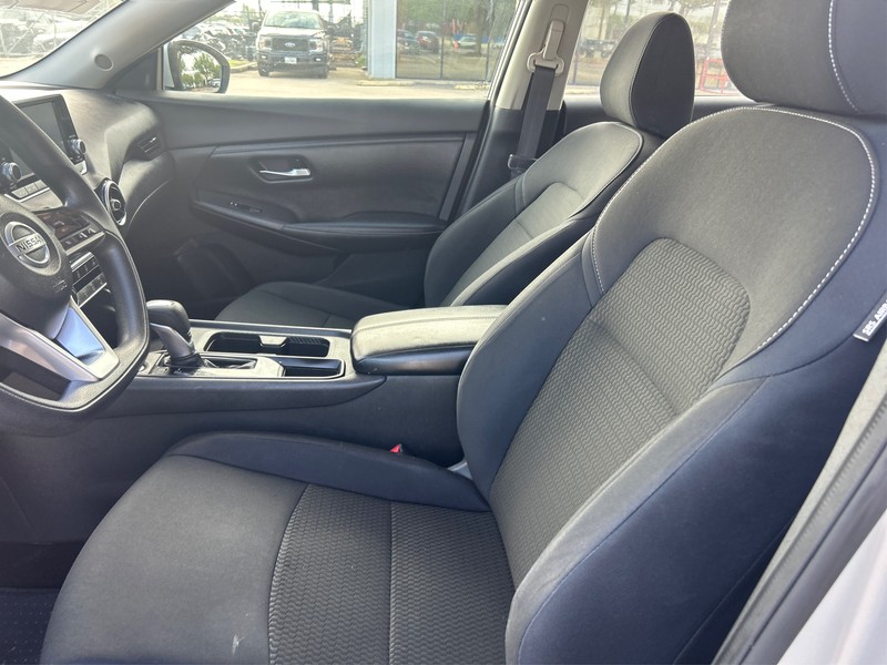 Nissan Sentra Vehicle Full-screen Gallery Image 9