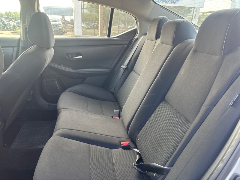 Nissan Sentra Vehicle Full-screen Gallery Image 10