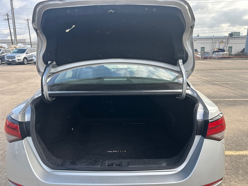 Nissan Sentra Vehicle Full-screen Gallery Image 11