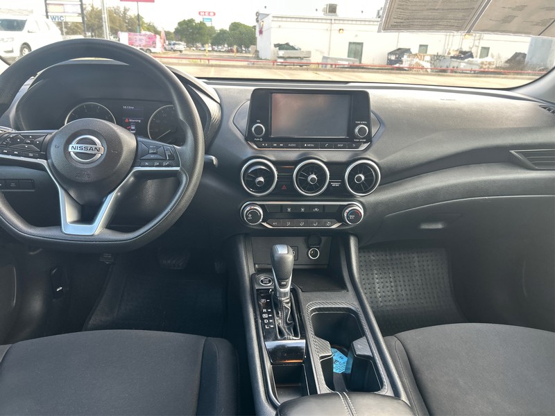 Nissan Sentra Vehicle Full-screen Gallery Image 12