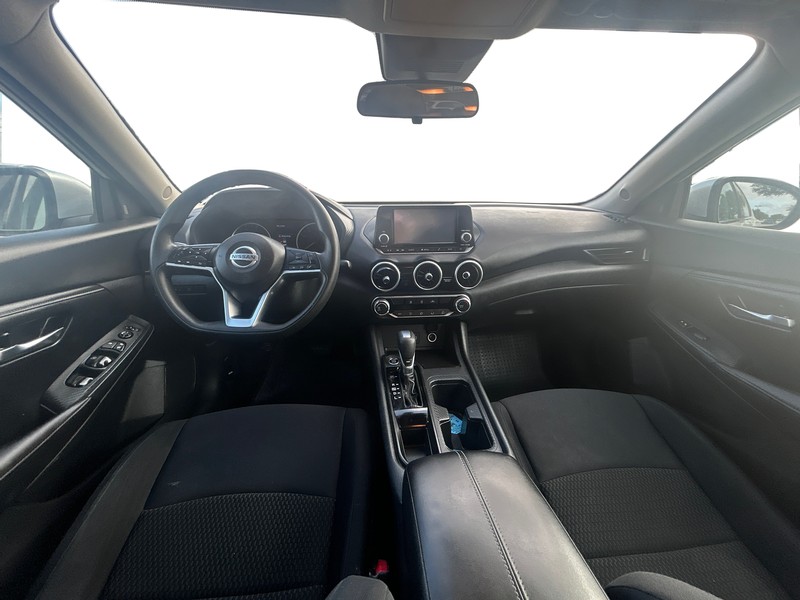 Nissan Sentra Vehicle Full-screen Gallery Image 15