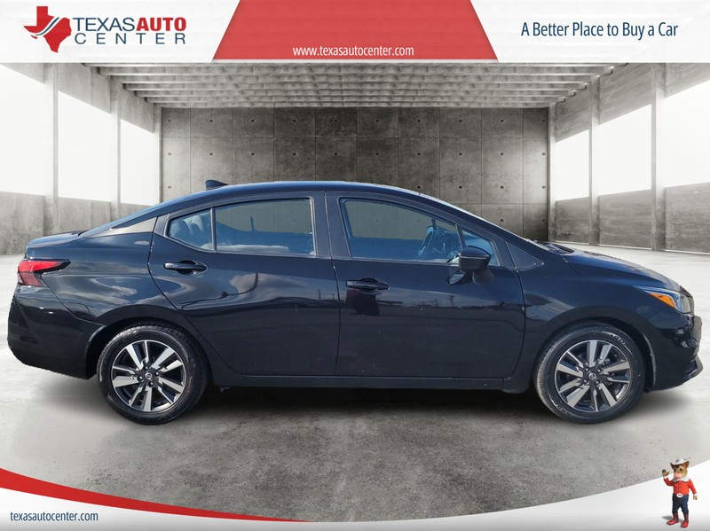 Nissan Versa Vehicle Full-screen Gallery Image 4