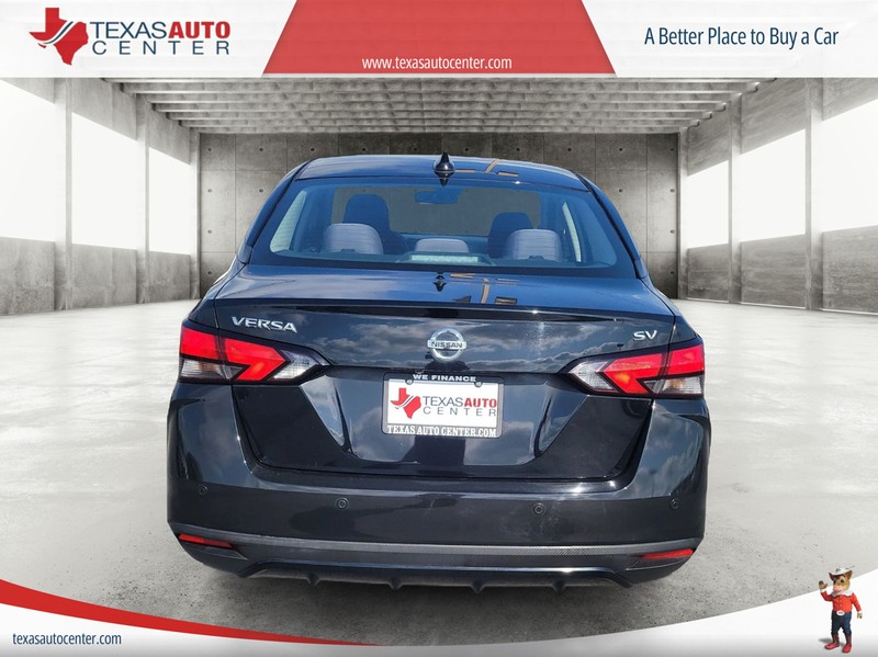 Nissan Versa Vehicle Full-screen Gallery Image 6