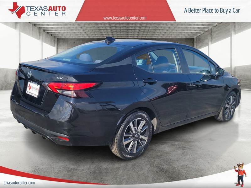 Nissan Versa Vehicle Full-screen Gallery Image 7