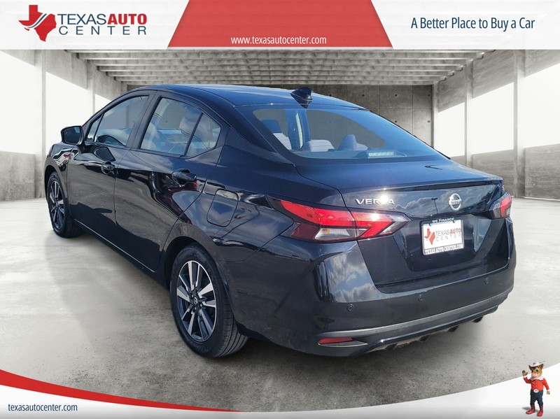 Nissan Versa Vehicle Full-screen Gallery Image 8