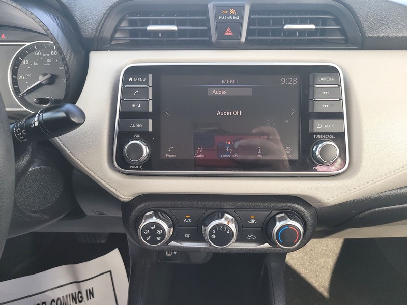 Nissan Versa Vehicle Full-screen Gallery Image 11