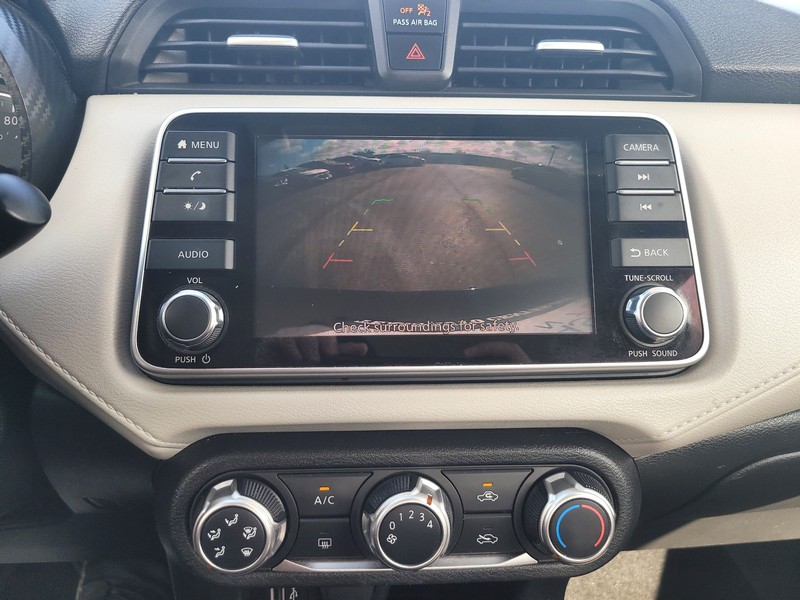 Nissan Versa Vehicle Full-screen Gallery Image 16