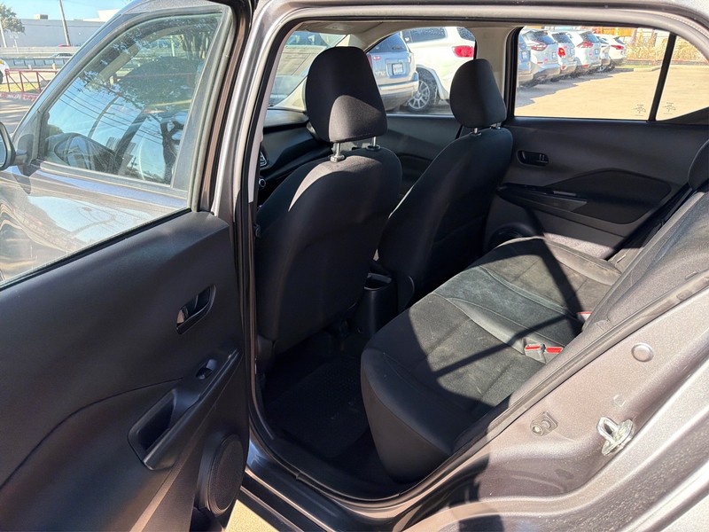 Nissan Kicks Vehicle Full-screen Gallery Image 10