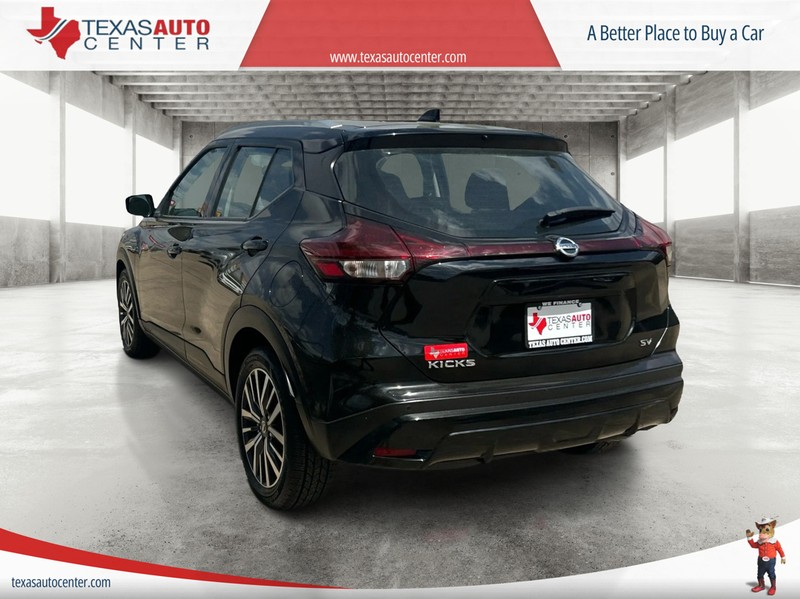 Nissan Kicks Vehicle Full-screen Gallery Image 8