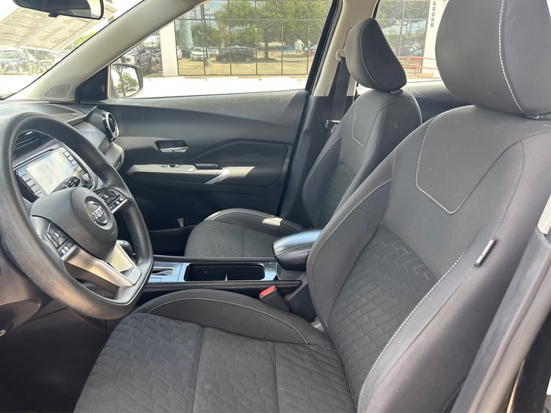 Nissan Kicks Vehicle Full-screen Gallery Image 9