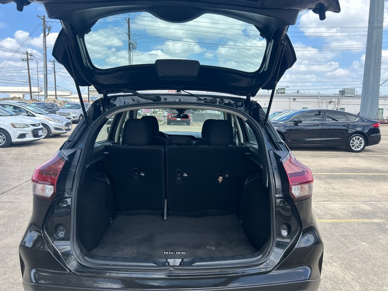 Nissan Kicks Vehicle Full-screen Gallery Image 11