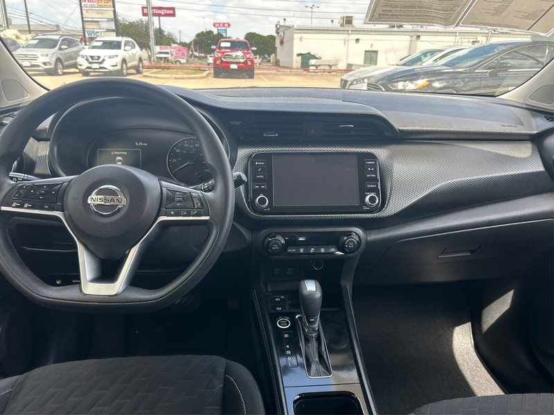 Nissan Kicks Vehicle Full-screen Gallery Image 12