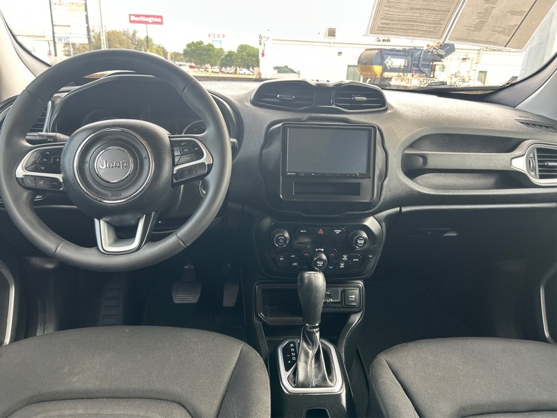 Jeep Renegade Vehicle Full-screen Gallery Image 12