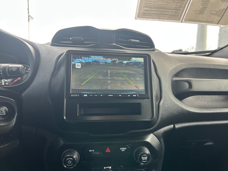 Jeep Renegade Vehicle Full-screen Gallery Image 17