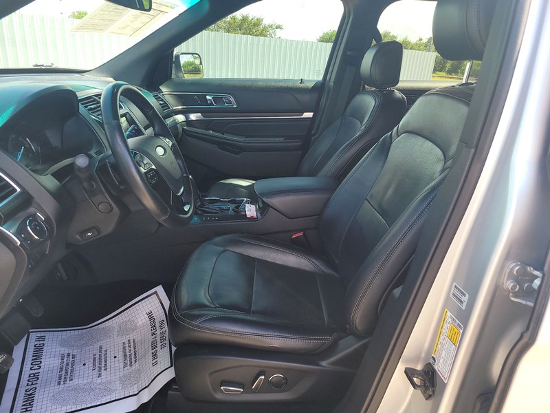 Ford Explorer Vehicle Full-screen Gallery Image 9