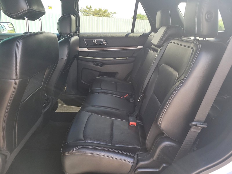 Ford Explorer Vehicle Full-screen Gallery Image 10